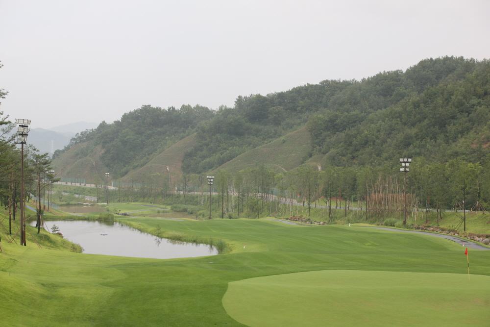 七谷高尔夫球会 - 阳江保利银滩高尔夫套票-海滨高尔夫旅游1球1晚套餐