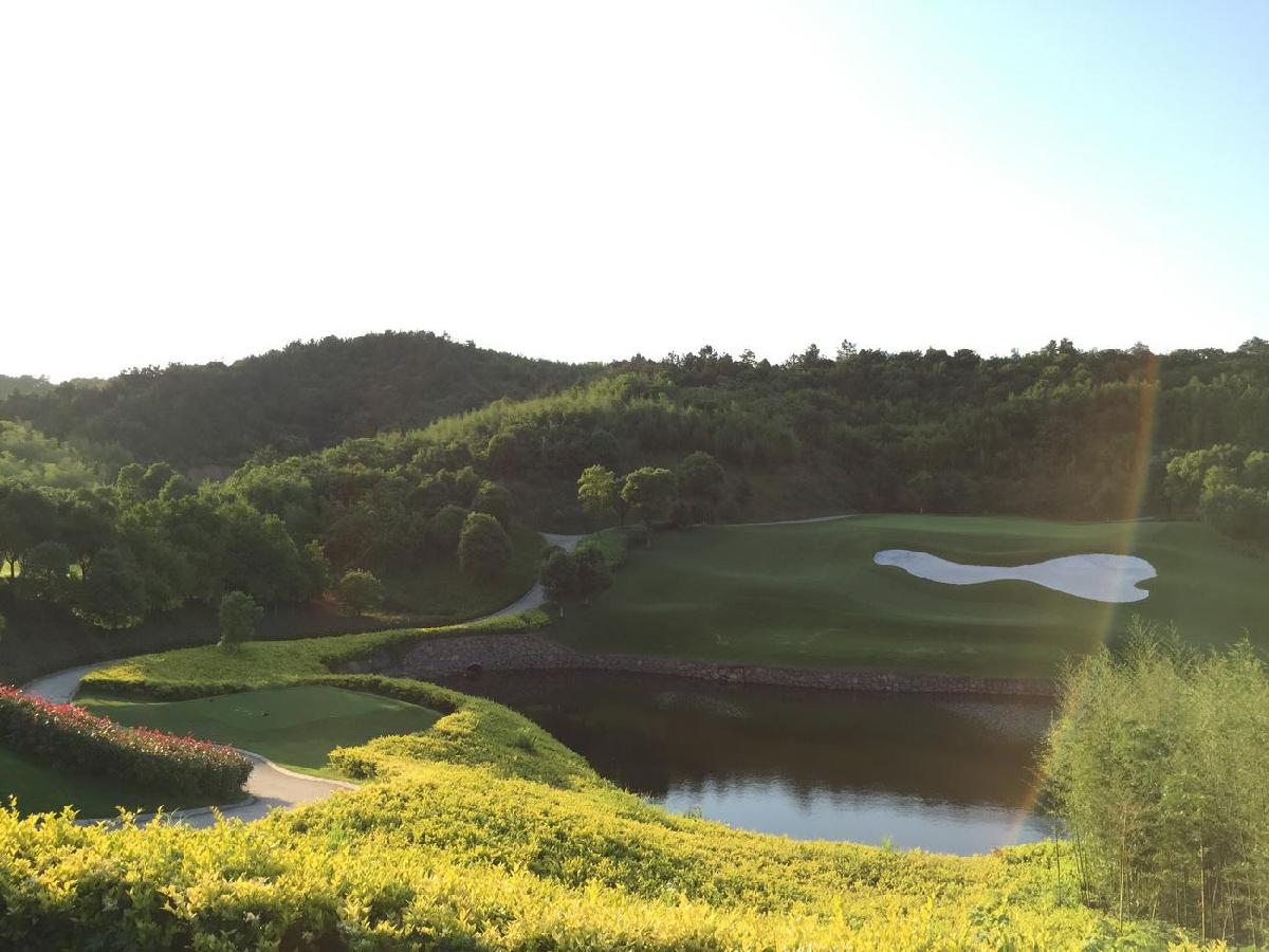 浙江莫干山/龙山湖·2球1晚 - 深圳观澜湖高尔夫订场服务-广东专业高尔夫预订平台