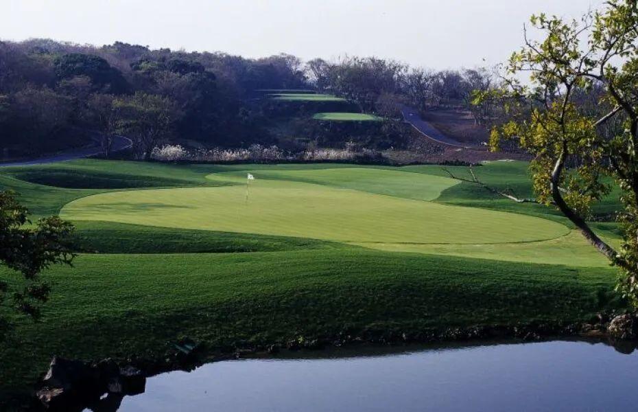 济州岛黑石/泰迪谷/吾罗·3球3晚 - 全国335座高尔夫球场实时预订-高球爱好者一站式订场平台