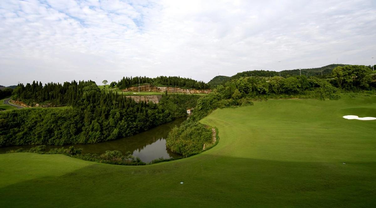 湖北宜昌天龙湾·2球1晚 - 全国335座高尔夫球场实时预订-高球爱好者一站式订场平台